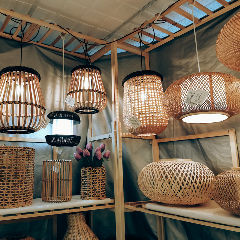Gehen Sie in den traditionellen Handwerksherstellungsbereich, um Sie mitzunehmen, um die Modernisierung des traditionellen Lampenschirms zu sehen
